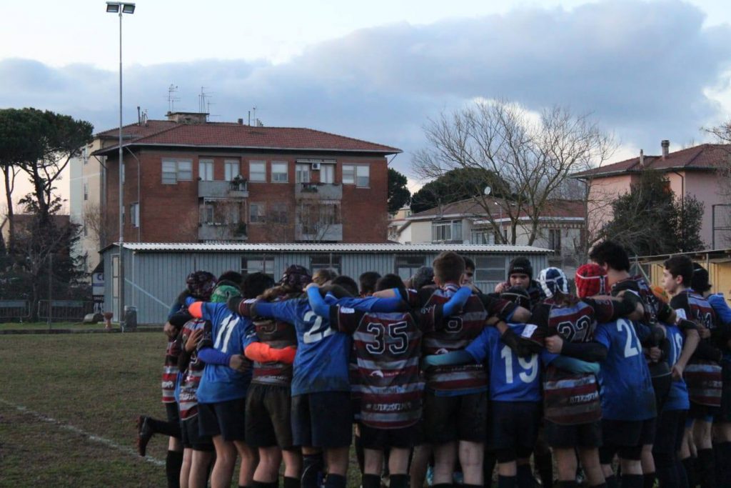 L'abbraccio degli U14  delle due squadre a fine gara