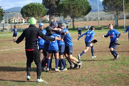 I ragazzi della U14 si abbracciano alla fine del match